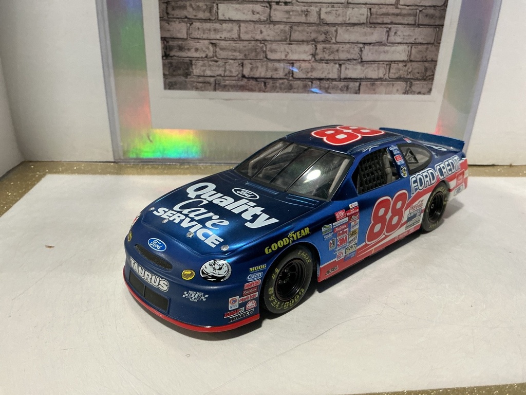 [102556] 1/24 REVELL - FORD TAURUS Dale Jarrett #88 Quality Care/Ford Credit