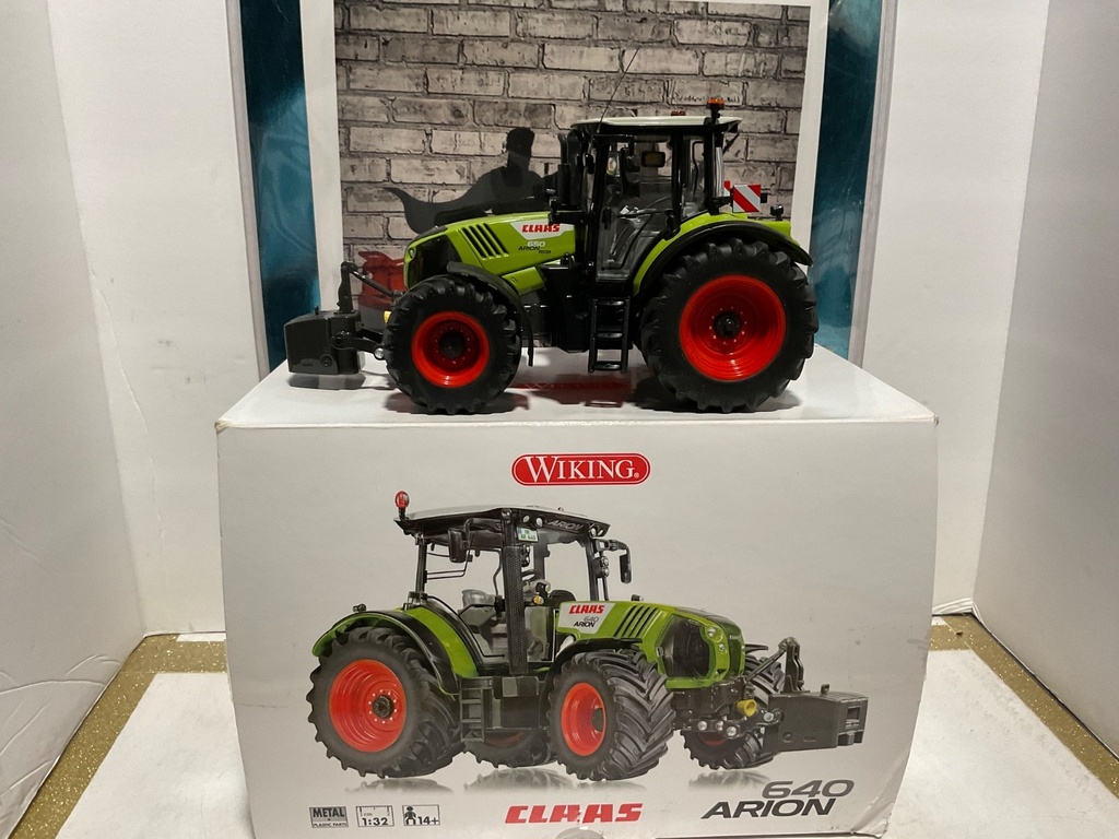 [007542] 1:32 WIKING CLAAS 650 ARION LIMITED EDITION “INCORRECT BOX” STORE DISPLAY