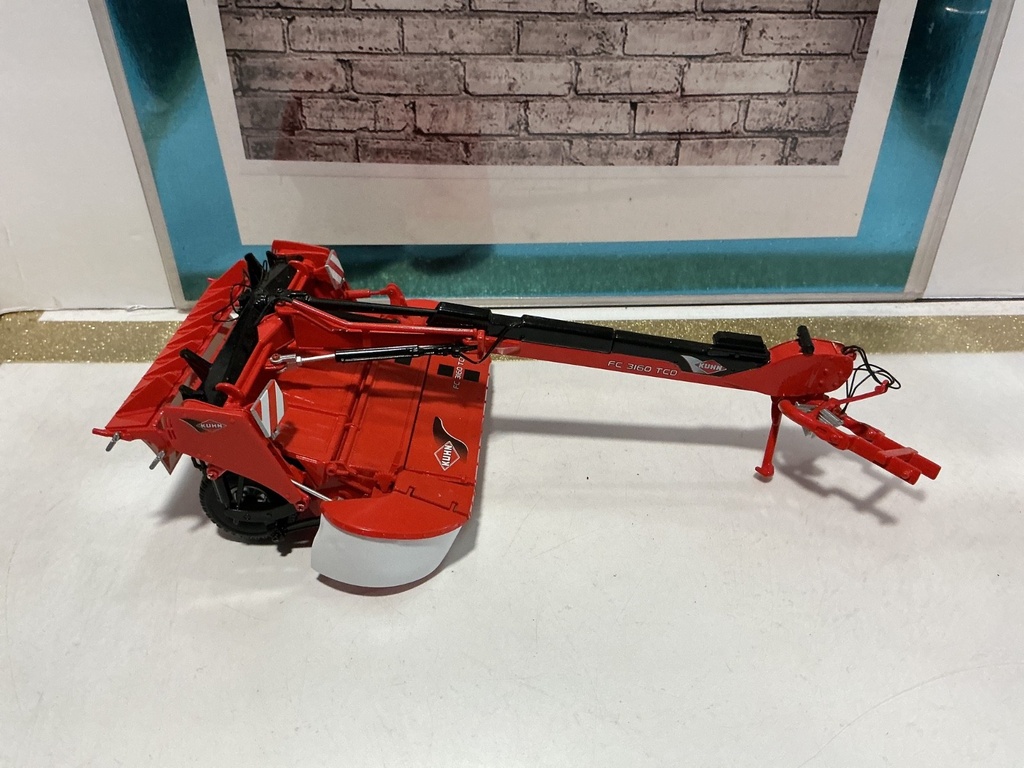 1/32 UNIVERSAL HOBBIES KUHN FC 3160 TCD MOWER CONDITIONER