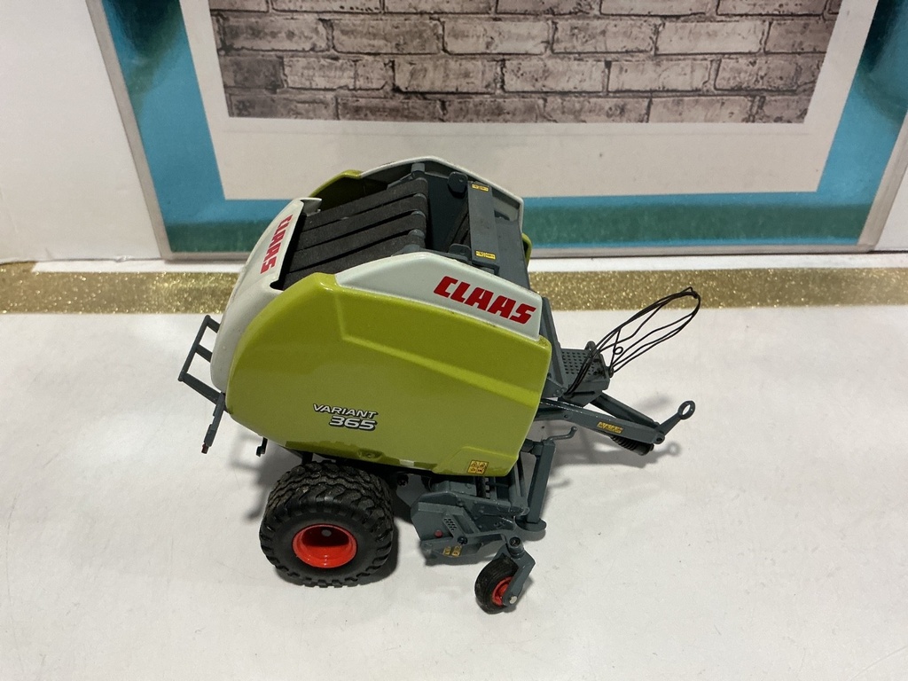 [009543] 1/32 UNIVERSAL HOBBIES CLAAS VARIANT 365 ROUND HAY BALER