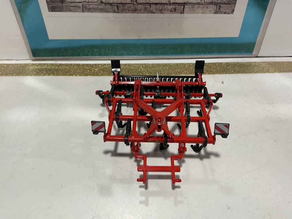 [009538] 1/32 UNIVERSAL HOBBIES CULTIMER L 300 PLOW CULTIUCUTOR
