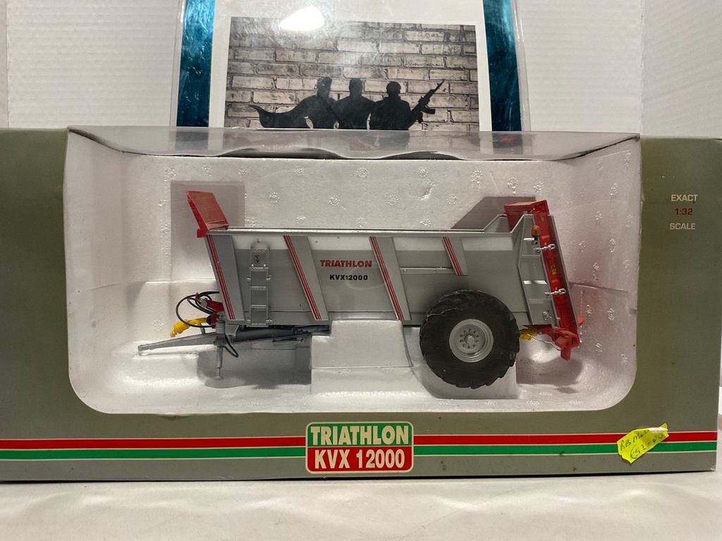 [007726] 1/32 TRIATHLON KVX 12000 FARM TRAILER