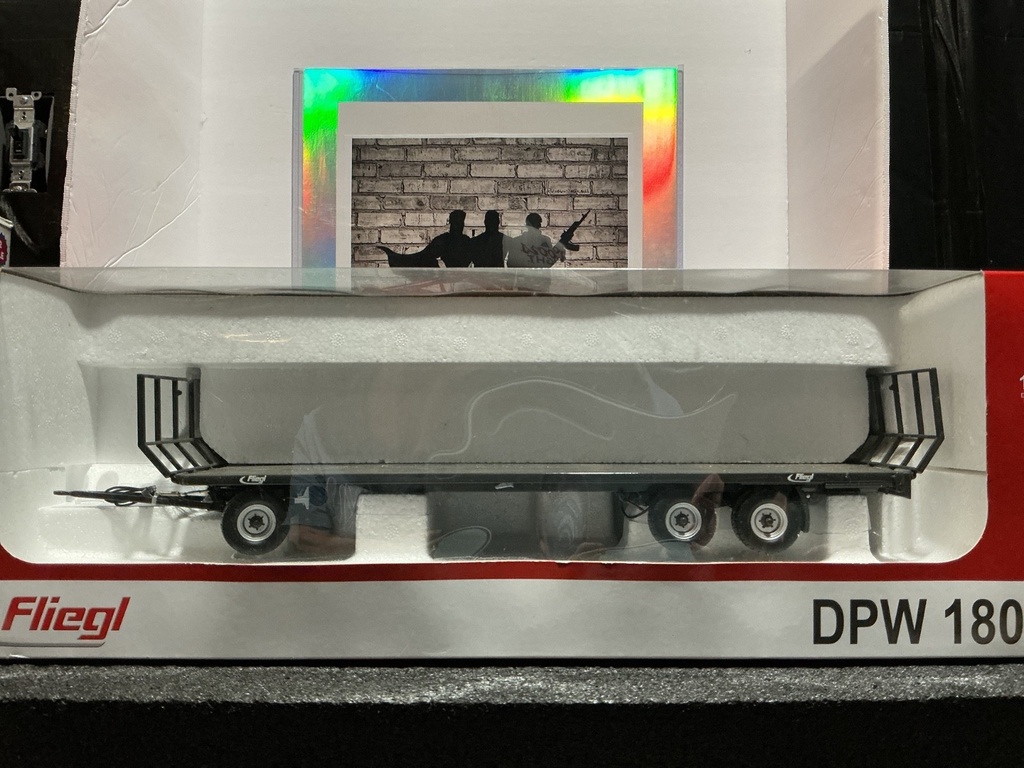 [010328] 1/32  UNIVERSAL HOBBIES TRACTOR PLATFORM TRAILER FLIEGL DPW 180