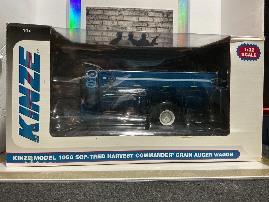 1/32 KINZE MODEL 1050 SOF TRED HARVEST COMMANDER GRAIN AUGER WAGON