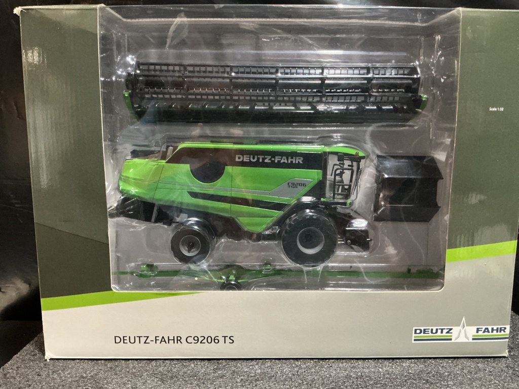 1/32 USK 31006 DEUTZ-FAHRENHEIT C9206 TS COMBINE HARVESTER .
