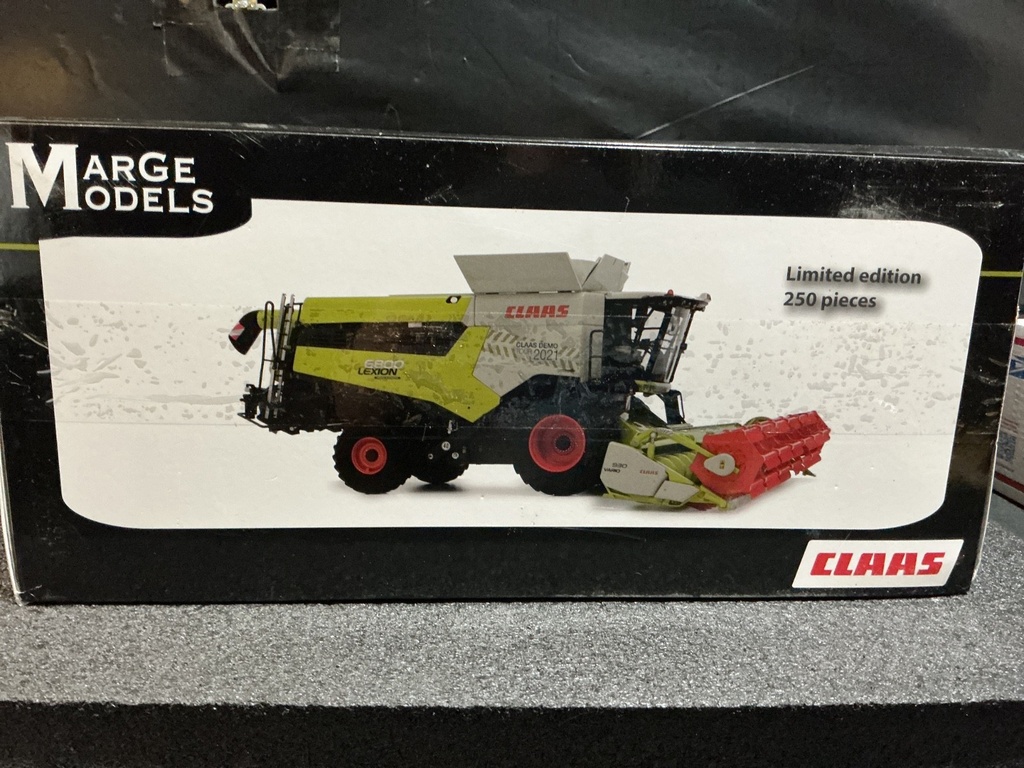 [010294] 1/32 MARGE MODELS CLAAS LEXION 6800 DEMO TOUR & CLAAS VARIO TRAILER BOX DAMAGE