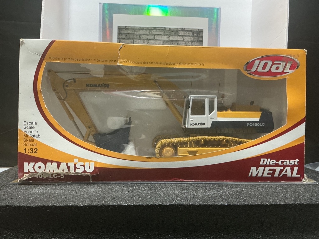 1/32 JOAL KOMATSU EXCAVATOR PC  400LC-5 BOX HAS TEAR *