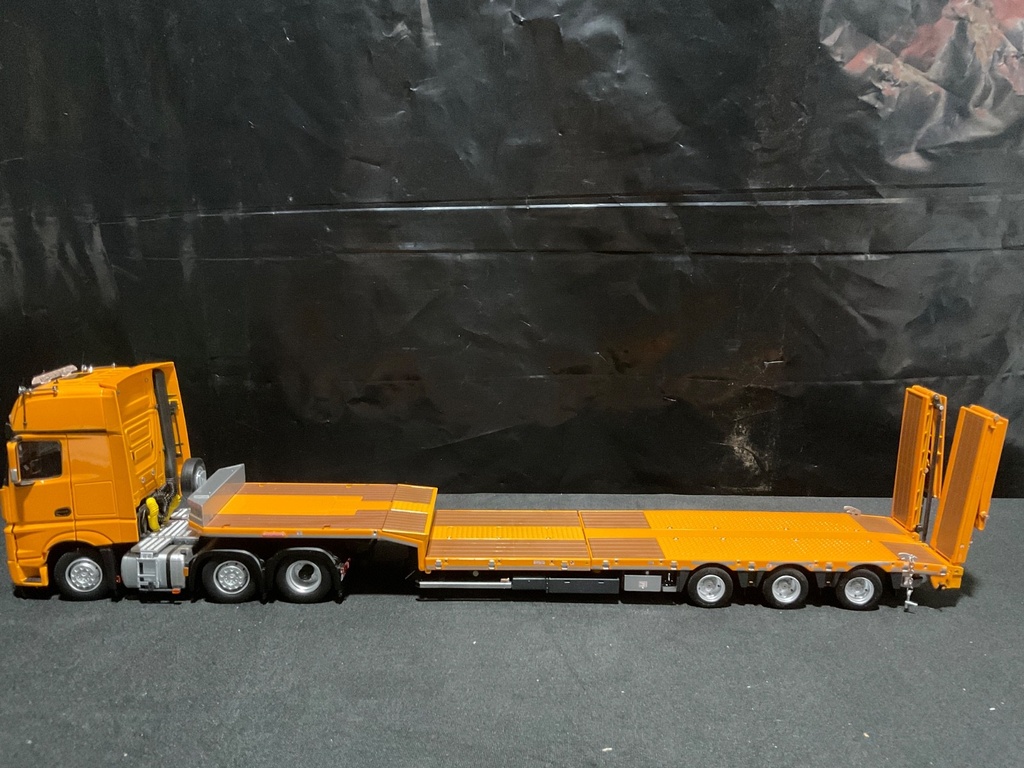 1/32 Marge Models Mercedes Benz Autos Gigaspace 6x2 & Triple Axle Lowboy Trailer