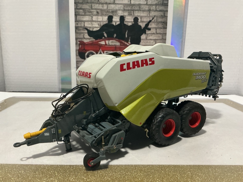 [110355] 1:32 UNIVERSAL HOBBIES CLAAS QUADRANT 3400 SQUARE BALER [NO BOX]