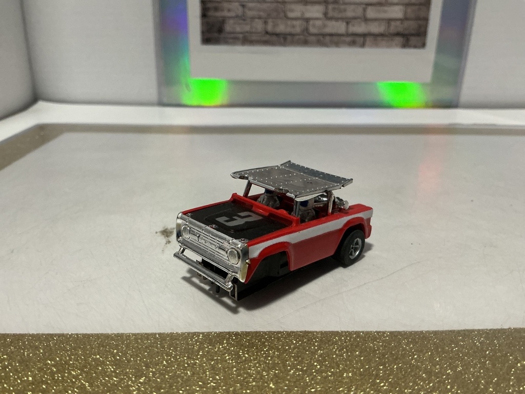 HO SCALE [MISSING FRONT TIRES] AURORA AFX FORD BAJA BRONCO