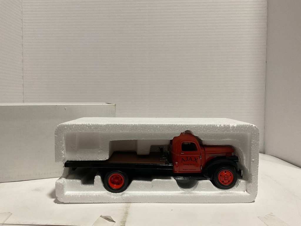 [112655] 1:24 THE NATIONAL MOTOR MUSEUM MINT 1941 CHEVY FLATBED TRUCK AJAX