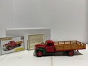 1:32 THE NATIONAL MOTOR MUSEUM MINT 1941 CHEVROLET STAKE & PLATFORM TRUCK