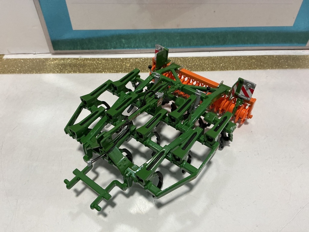 [009547] 1/32 UNIVERSAL HOBBIES AMAZORUE CENIUS 3002 RIPPER PLOW CULTIVATOR