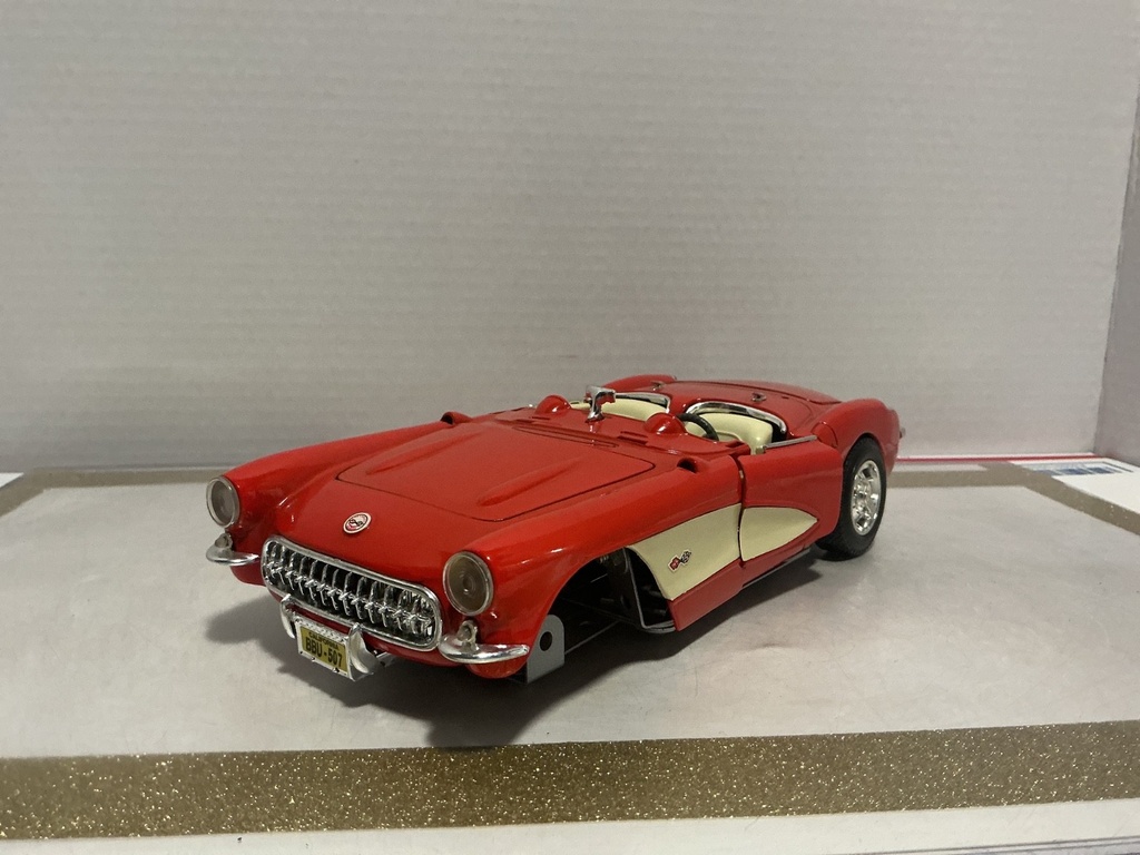 1:18 CORVETTE PARTS CAR *SEE BOTTOM* RED ON CREAME