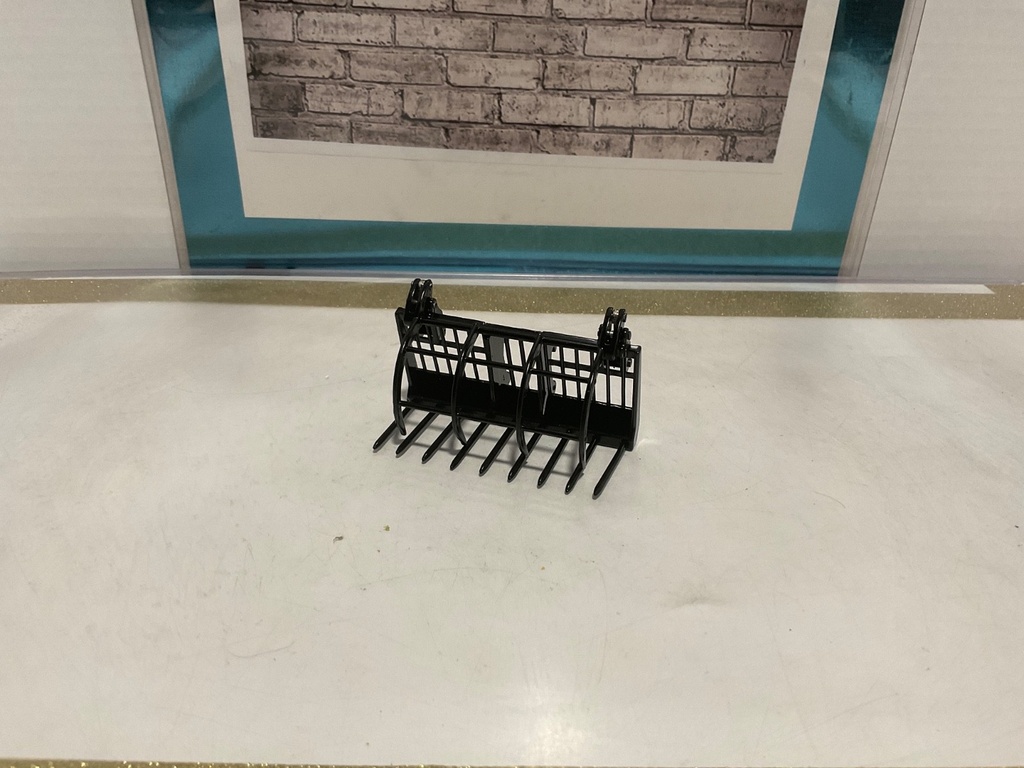 [009890] 1/32: DIE CAST FARM CONSTRUCTION GRAPPLE BUCKET ATTACHMENT