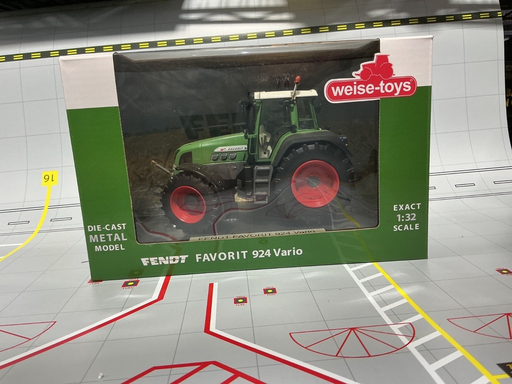 [110627] 1/32 WEISE TOYS AGCO FENDT FAVORIT  924  VARIO { DISPLAYED}