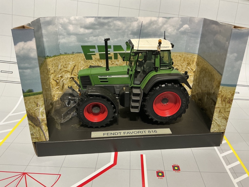 1/32 WEISE TOYS AGCO  - FENDT FAVORIT  816 TRACTOR   { DISPLAYED}