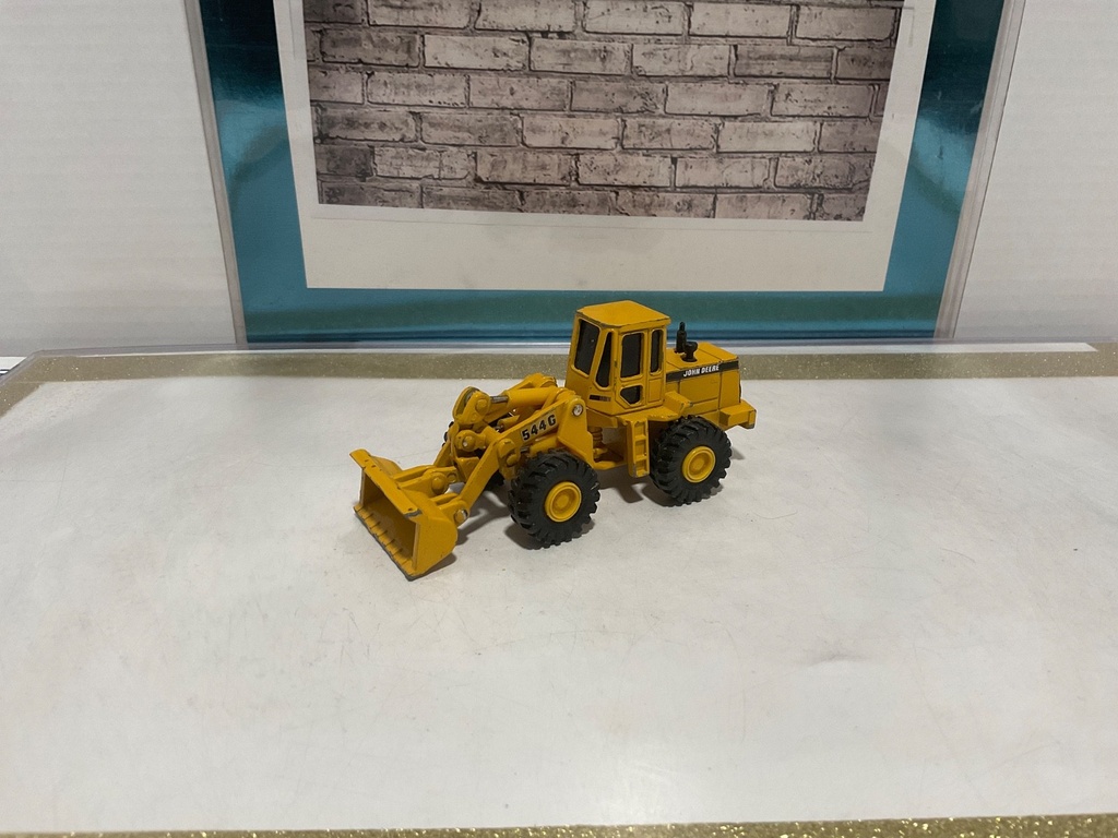 1/67: ERTL JOHN DEERE 544G WHEEL LOADER