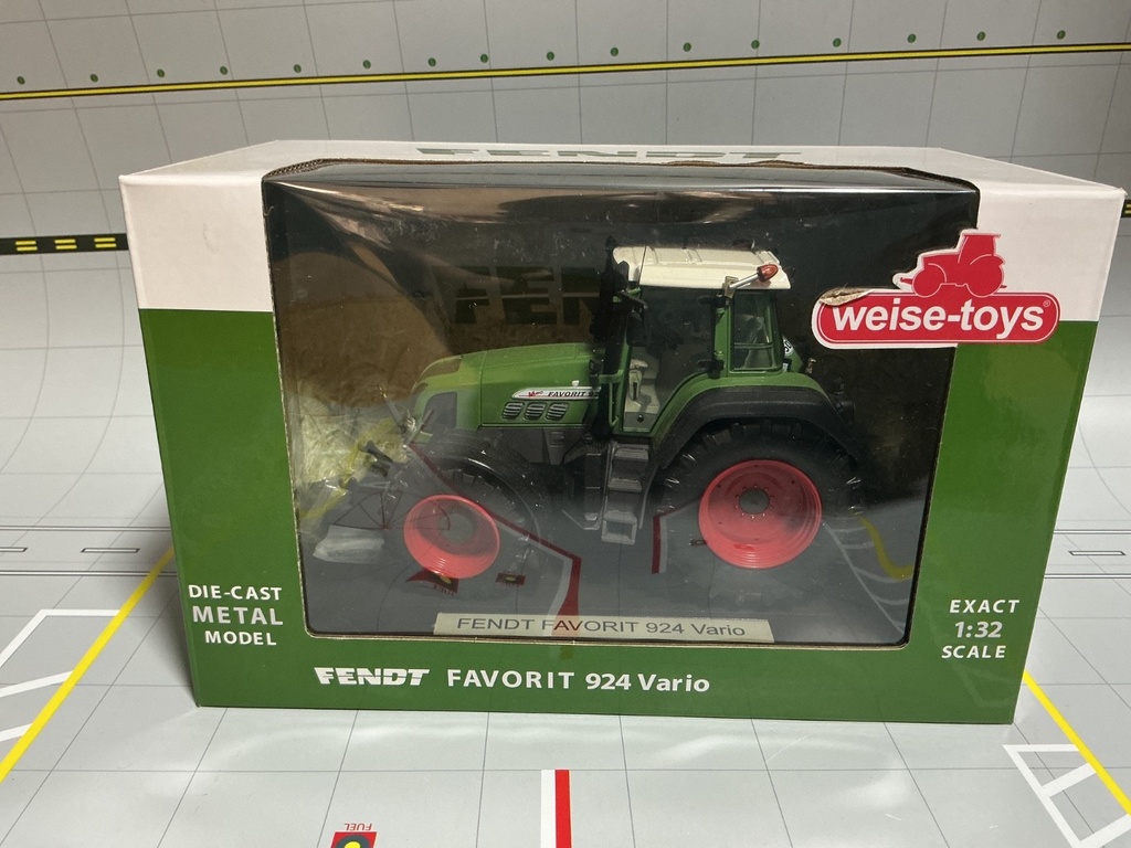 [110633] 1/32 WEISE TOYS AGCO  - FENDT FAVORIT  924 VARIO TRACTOR   { DISPLAYED}