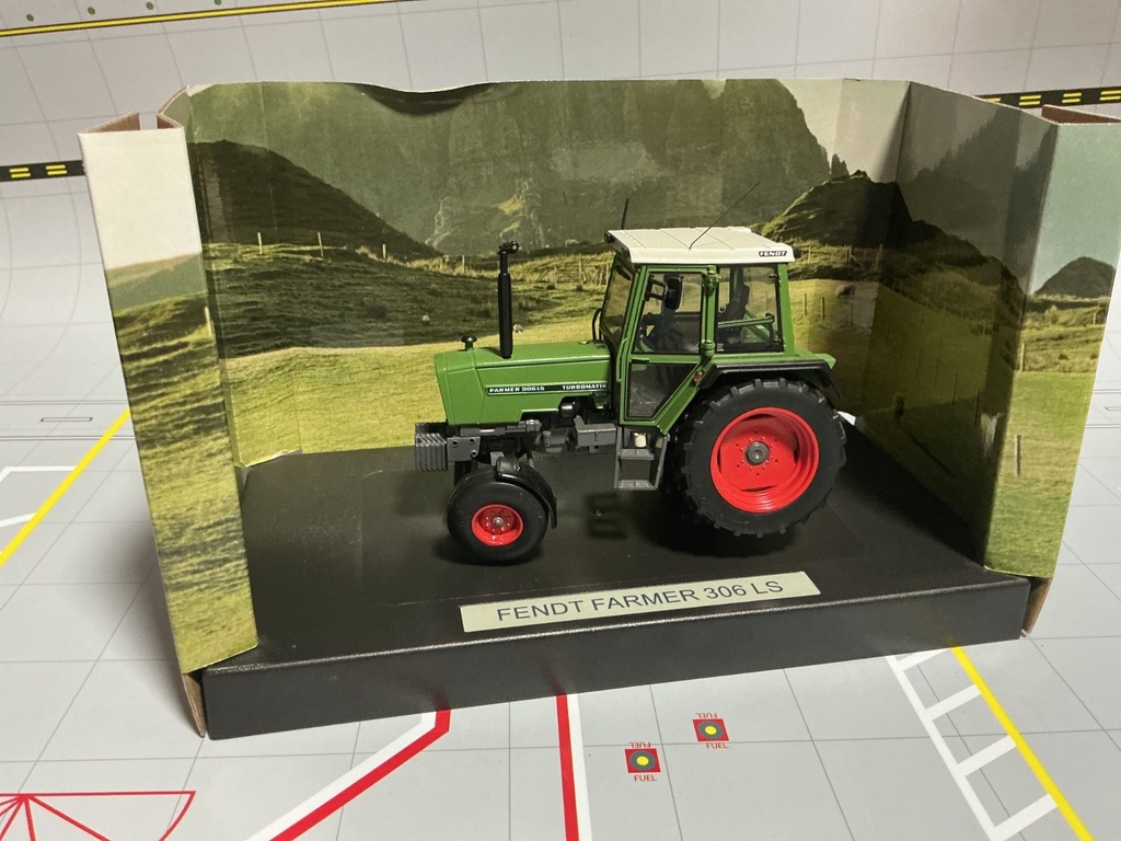[110634] 1/32 WEISE TOYS AGCO  - FENDT  FARMER 306 LS TRACTOR   { DISPLAYED}