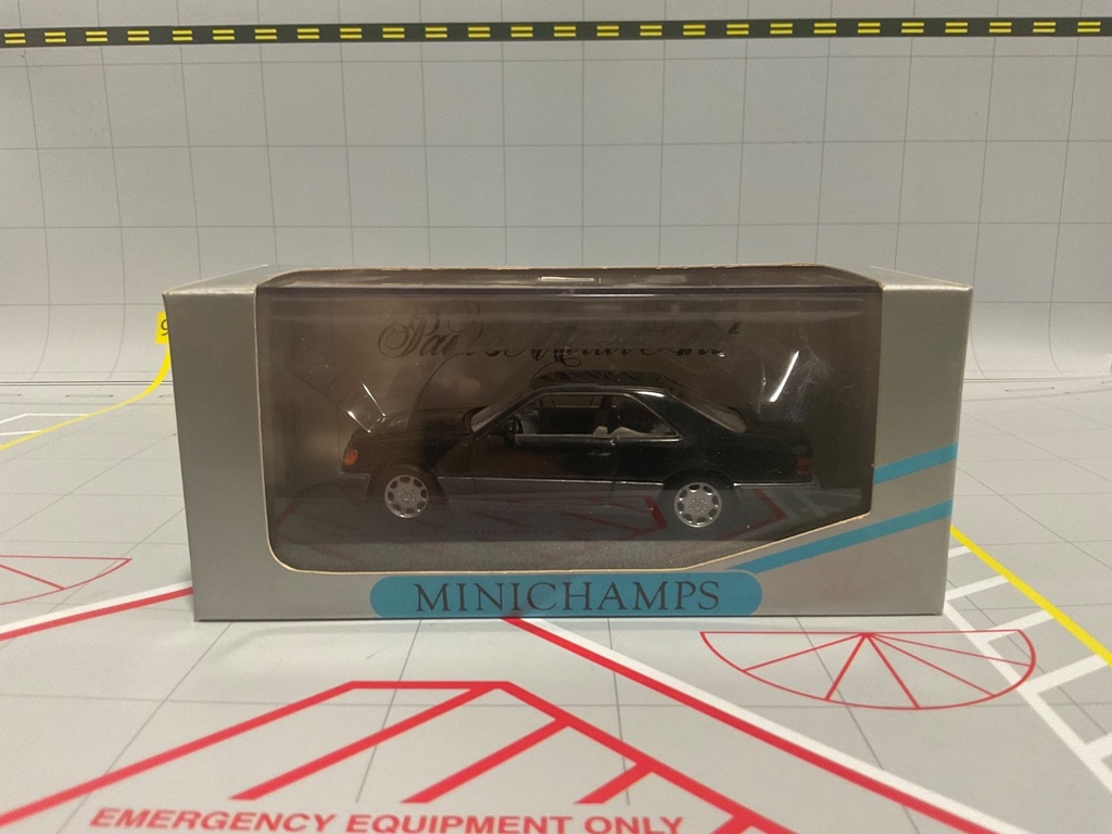 1:43 MINICHAMPS MERCEDES E - CLASS COUPE 1993 BLUE BLACK MET