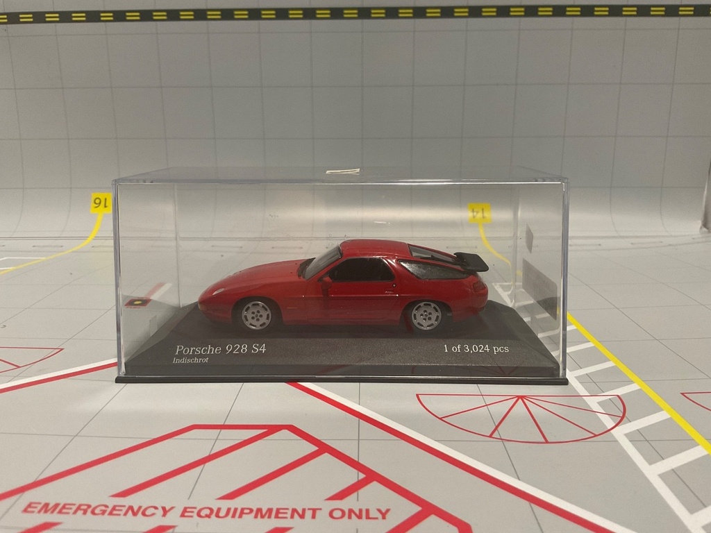 1:43 MINICHAMPS PORSCHE 928 S4 INDISCHROT RED