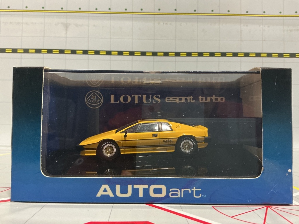 1:43 AUTO ART 55303 LOTUS ESPRIT TURBO YELLOW