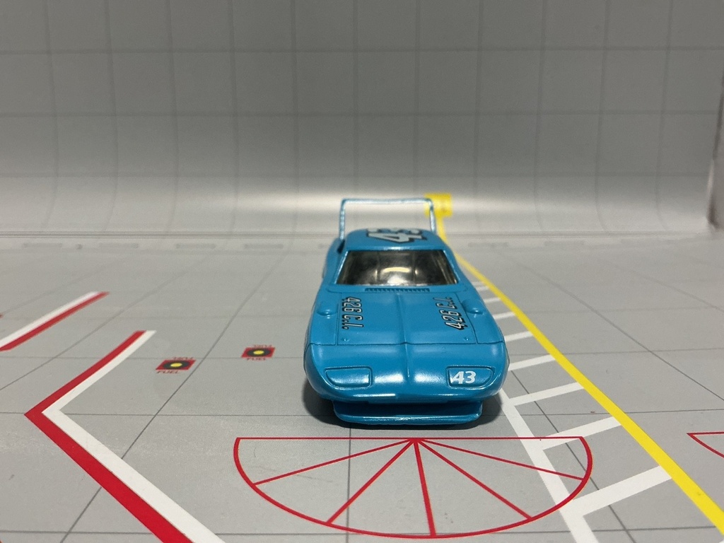 1:43 RACING CHAMPIONS #43 RICHARD PETTY PLYMOUTH RACING CAR