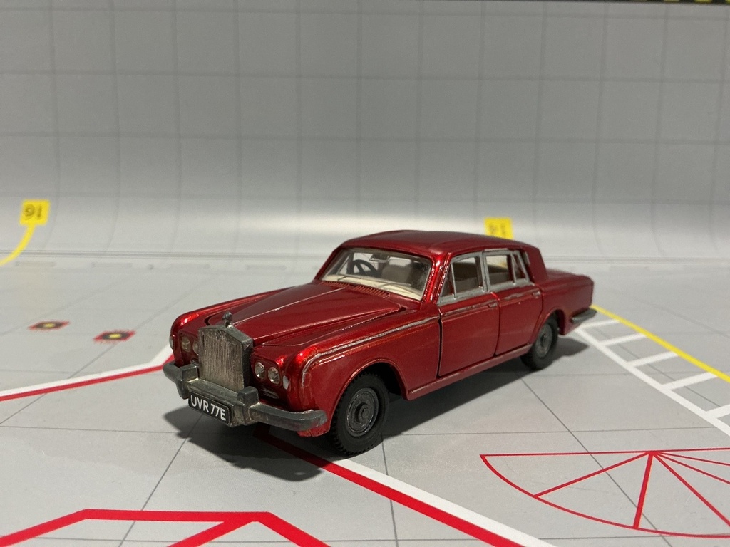 1:43 DINKY TOYS #891681 ROLLS ROYCE SILVER SHADOW RED