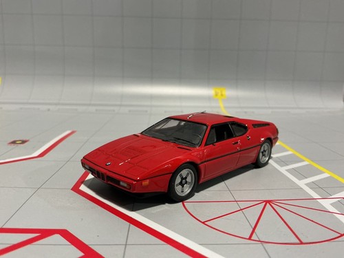 1:43 IXO BMW M1 RED ON BLACK