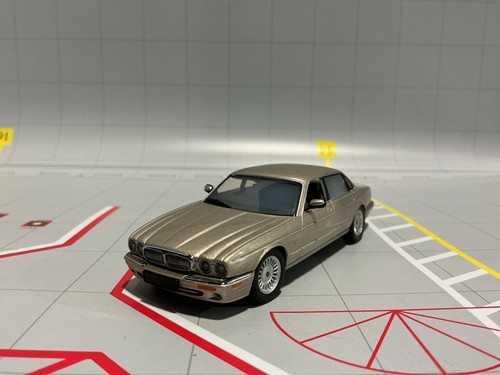 1:43 AUTO ART JAGUAR XR/XJ8 GOLD