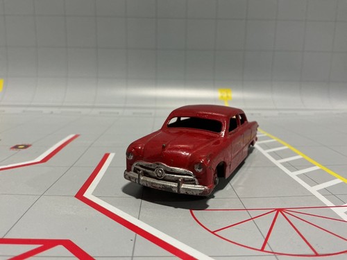 1:43 DINKY TOYS FORD SEDAN #170 RED