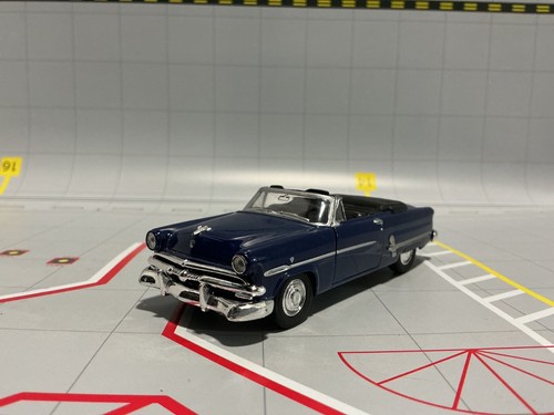 1:43 WELLY 1953 FORD CRESTLINE SUNLINER BLUE CONVERTIBLE
