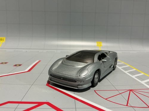 1:40 MAISTO JAGUAR XJ220 SILVER ON GREY