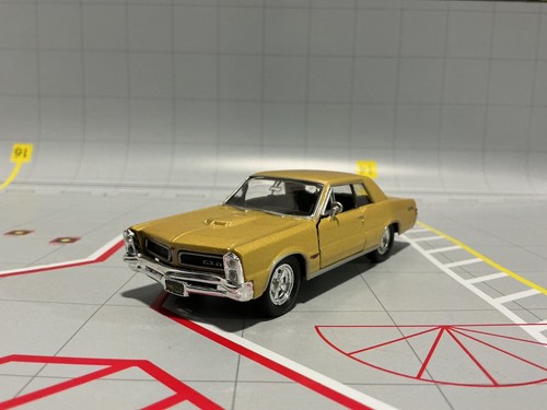 1:43 WELLY #2313 PONTIAC 1965 GTO GOLD
