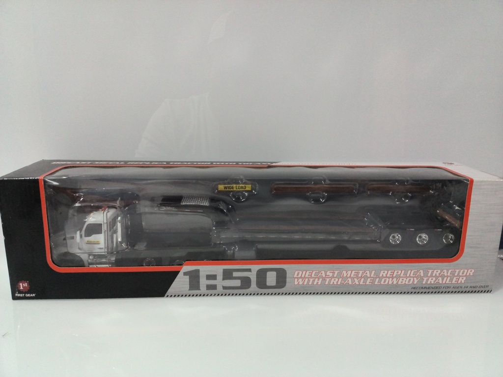 1:50 KENWORTH T880 TRI-AXLE WITH LOWBOY TRAILER NEW HOLLAND
