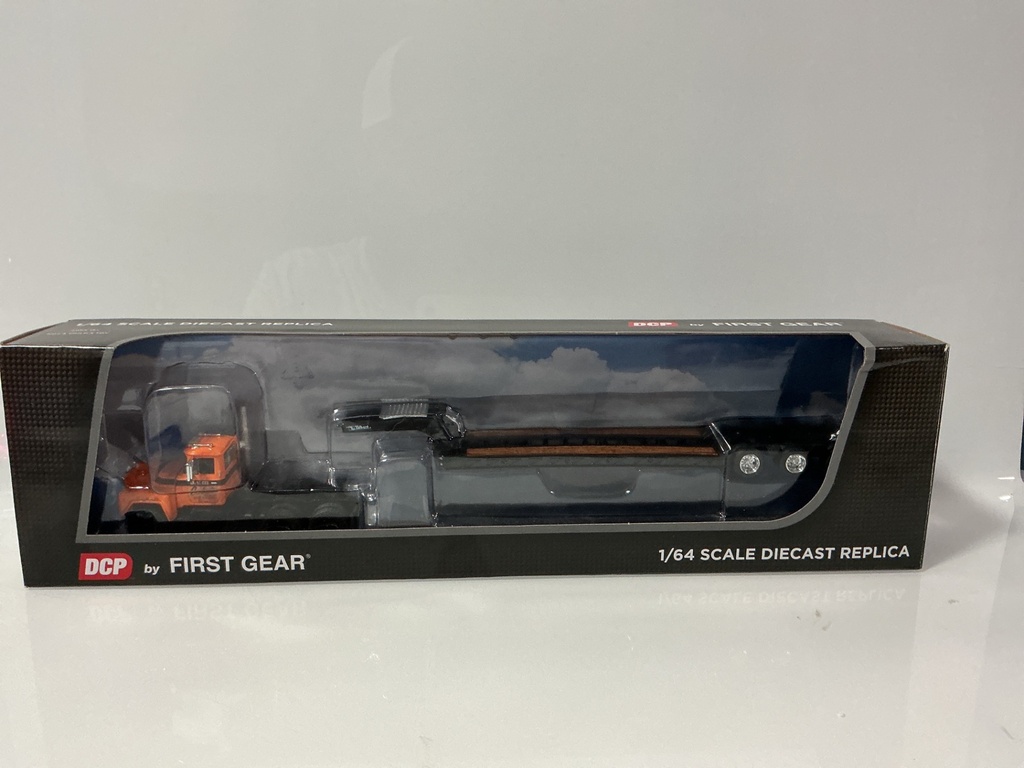 1:64 DCP FIRST GEAR JV III  CONSTRUCTION MACK WITH LOWBOY TRAILER #60–0672