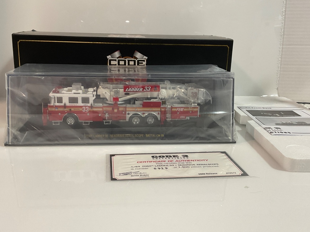 1/64 FDNY LADDER 33 SEAGRAVE AERIALSCOPE 