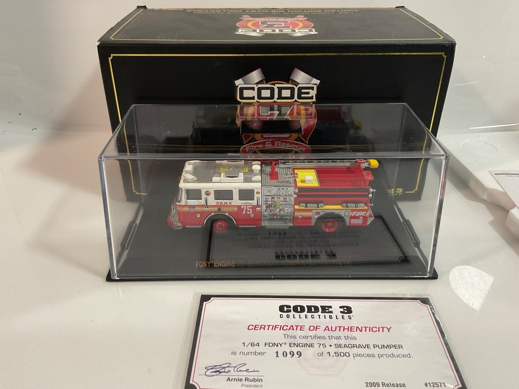 1/64 CODE 3  FDNY ENGINE 75 SEAGRAVE PUMPER 