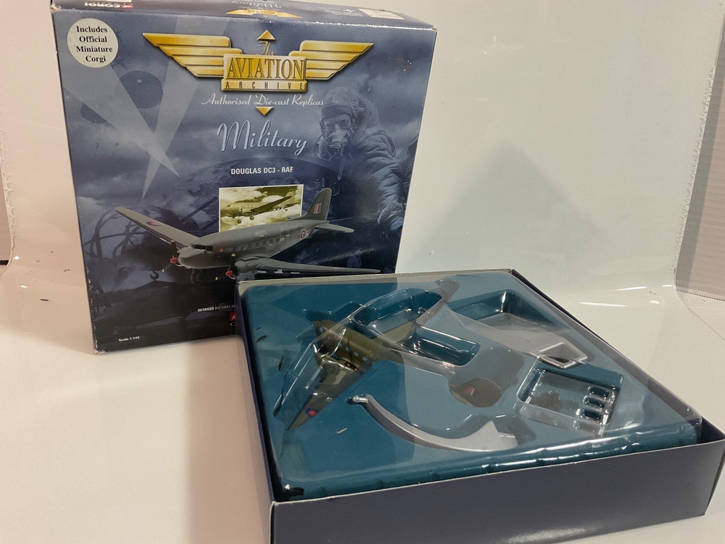 1/144 CORGI DOUGLAS DC3 -RAF PLASTIC CRACKED 