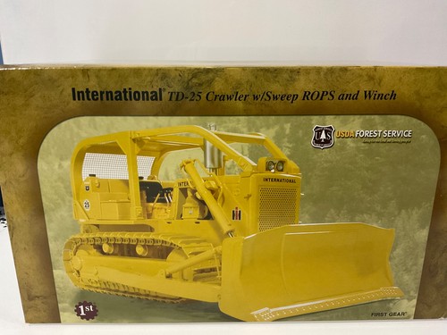 [112034.] 1/25 FIRST GEAR INTERANTIONAL TD-25 CRAWLER W/ SWEEP ROPS AND WINCH