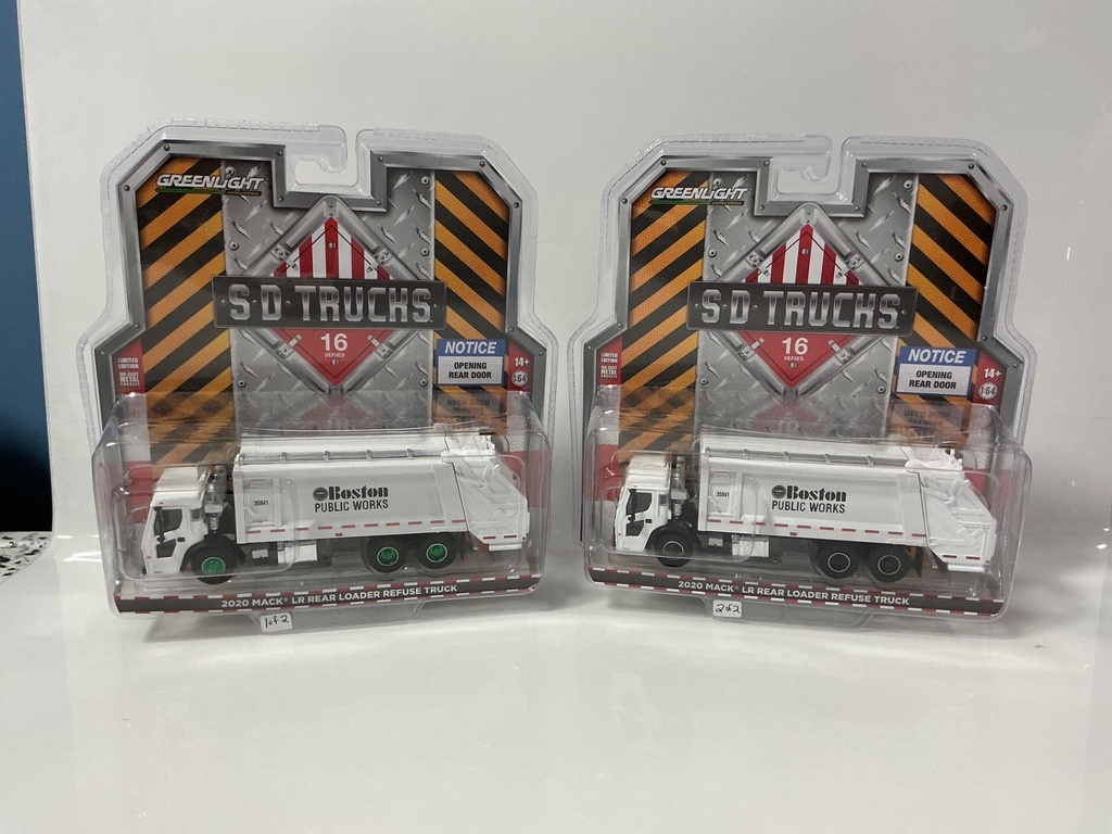 1:64 GREENLIGHT BOSTON PUBLIC WORKS MACK TRASH / REFUSE TRUCK PAIR WITH CHASE