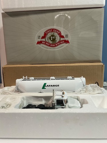 [117695.] 1/34 FIRST GEAR MACK GRANITE W/ HEIL DRY TRAILER LAFARGE 19-3800