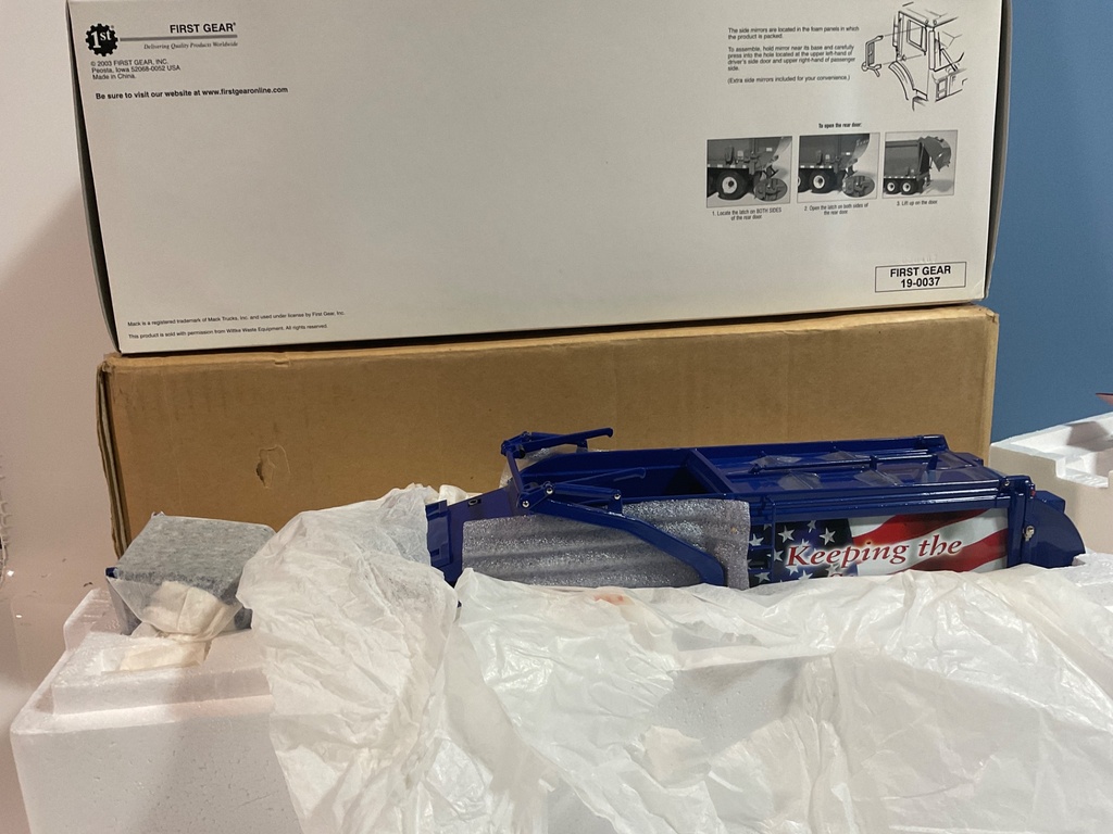 [117703.] 1/34 FIRST GEAR MR FRONT END LOADER REFUSE TRUCK W/ TRASH BIN  19-0037