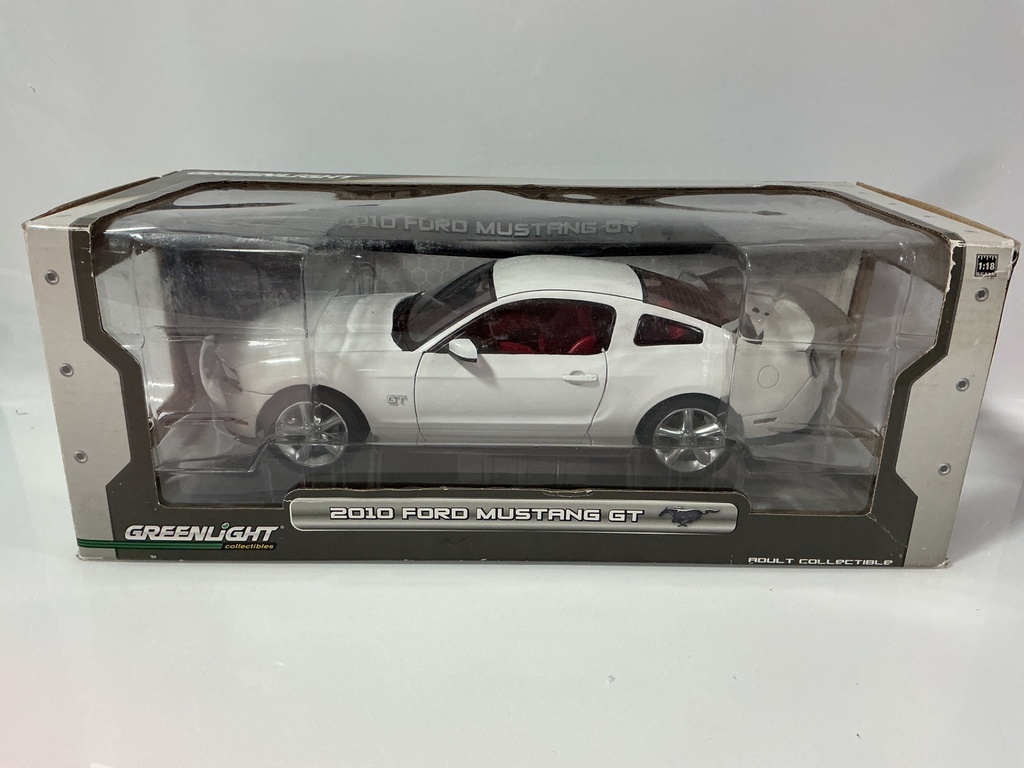 [118436.] 1/18 GREENLIGHT  2010 Ford Mustang GT BOX DAMAGED