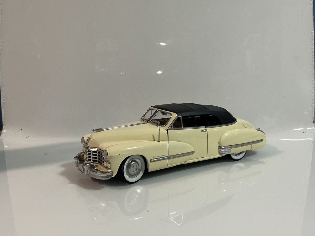 1/18 ANSON 1947 CADILLAC CREAM ON BLACK/BROWN 