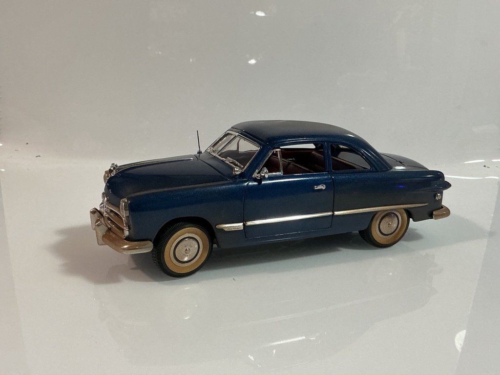 [119133.] MIRA SOLIDO FORD 1949 BERLINE BLUE ON RED / YELLOW
