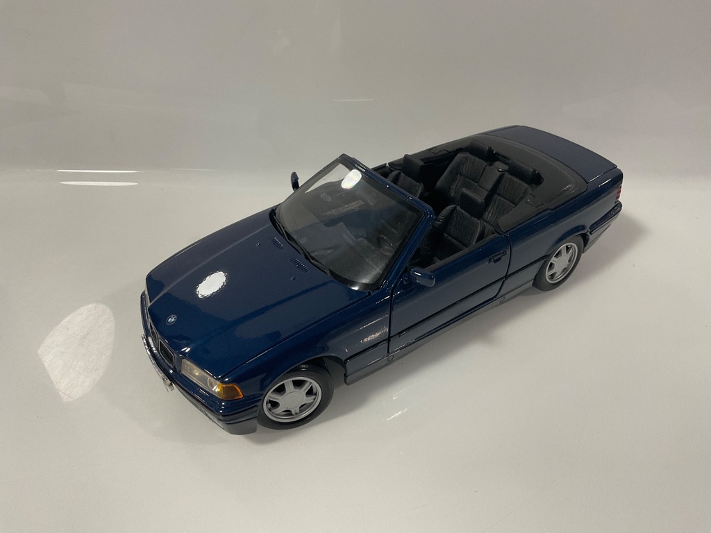 1/18 MAISTO BMW 325I CONVERTIBLE 1993 BLUE ON BLACK
