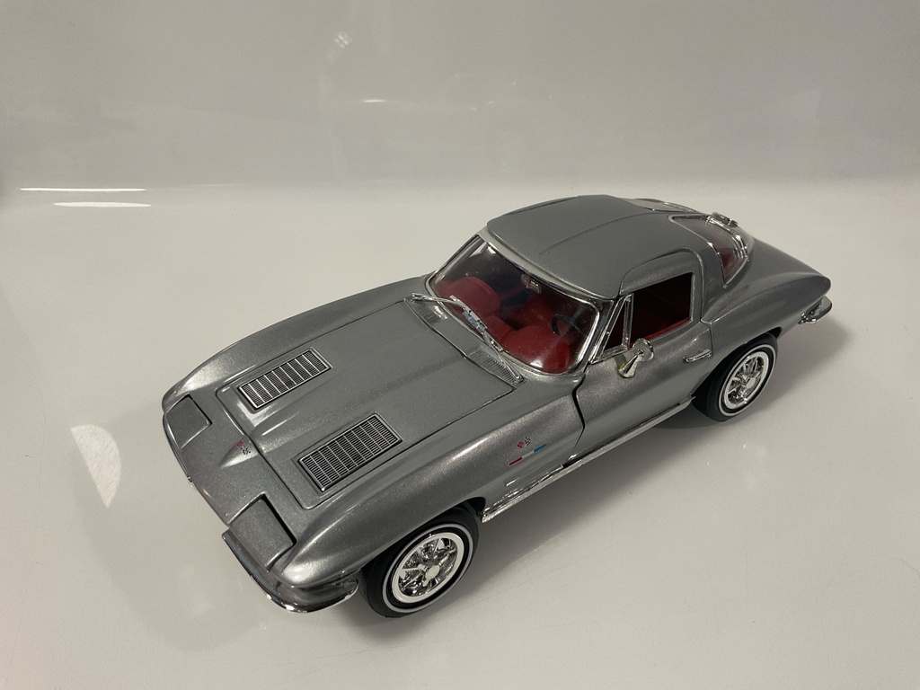 [119135.] 1/18 ERTL 1963 CHEVROLET CORVETTE SILVER ON RED