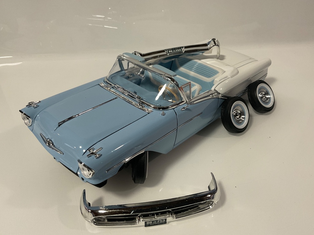 1/18 ROAD SIGNATURE 1957 OLDSMOBILE SUPER 8 BLUE ON WHITE “ JUNKYARD “